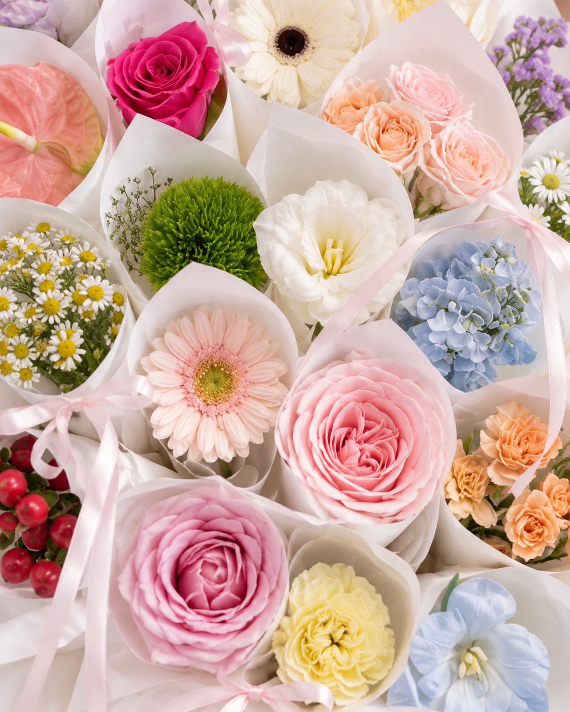Gros plan sur les fleurs pastel du bouquet CAPRICE