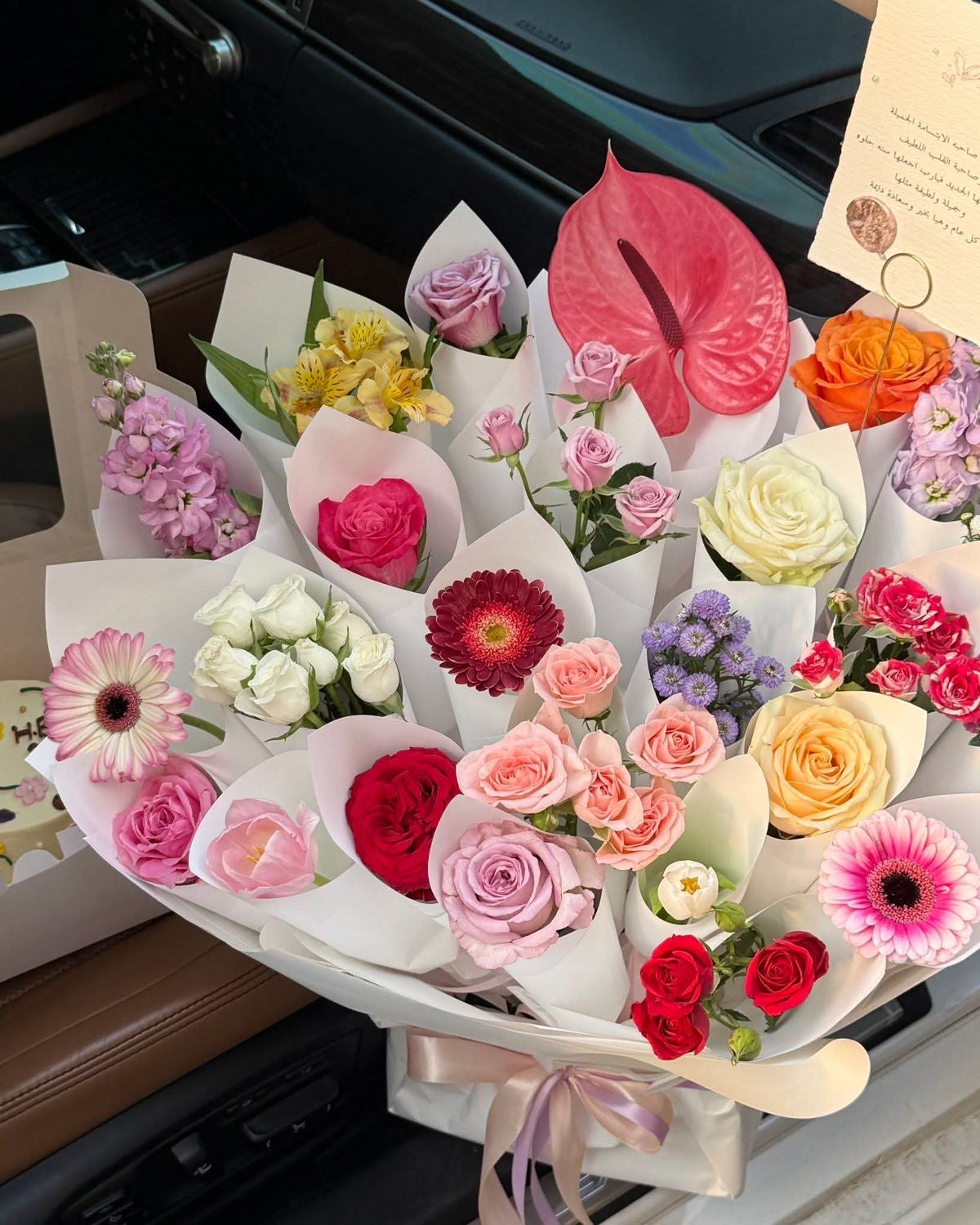 Bouquet CAPRICE de fleurs fraîches multicolores avec anthurium rose et ruban rose, photo réelle