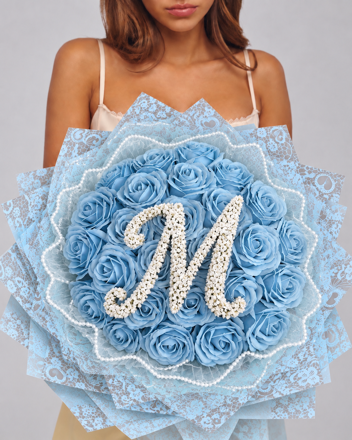CENDRILLON, bouquet de 25 roses éternelles bleu ciel avec lettre perlée, tenu à la main