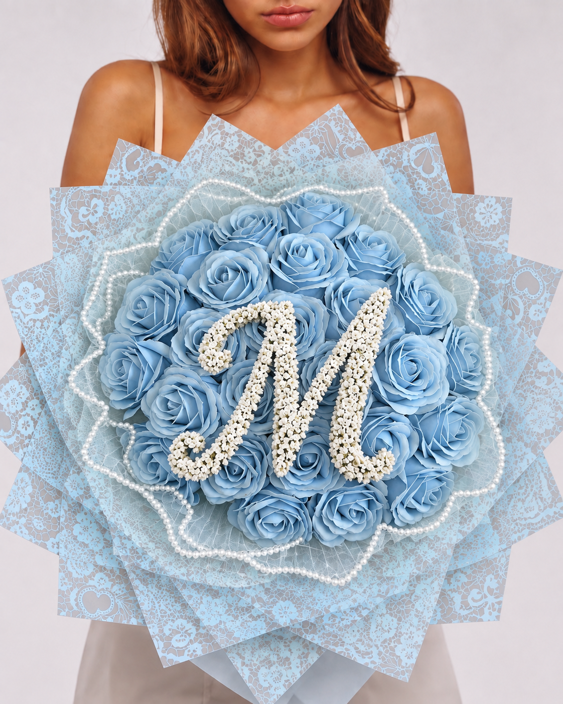 Bouquet CENDRILLON de 25 roses éternelles bleu ciel, vue de face portée