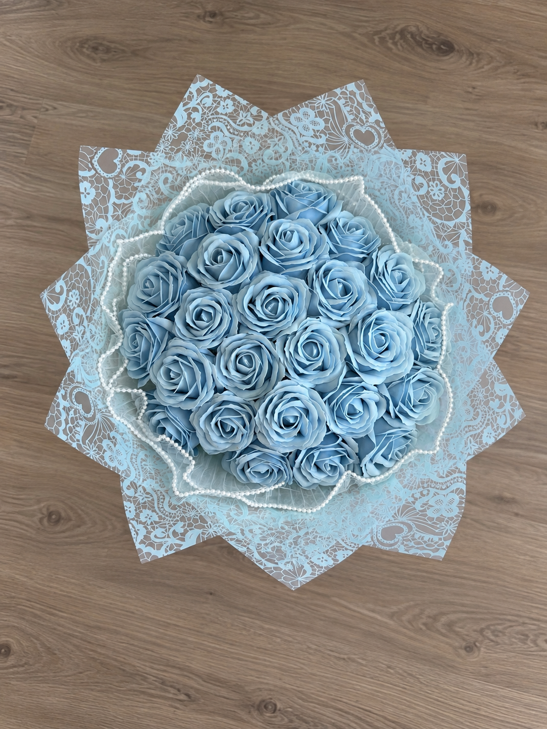 Bouquet CENDRILLON de roses éternelles bleu ciel, vue sur fond bois