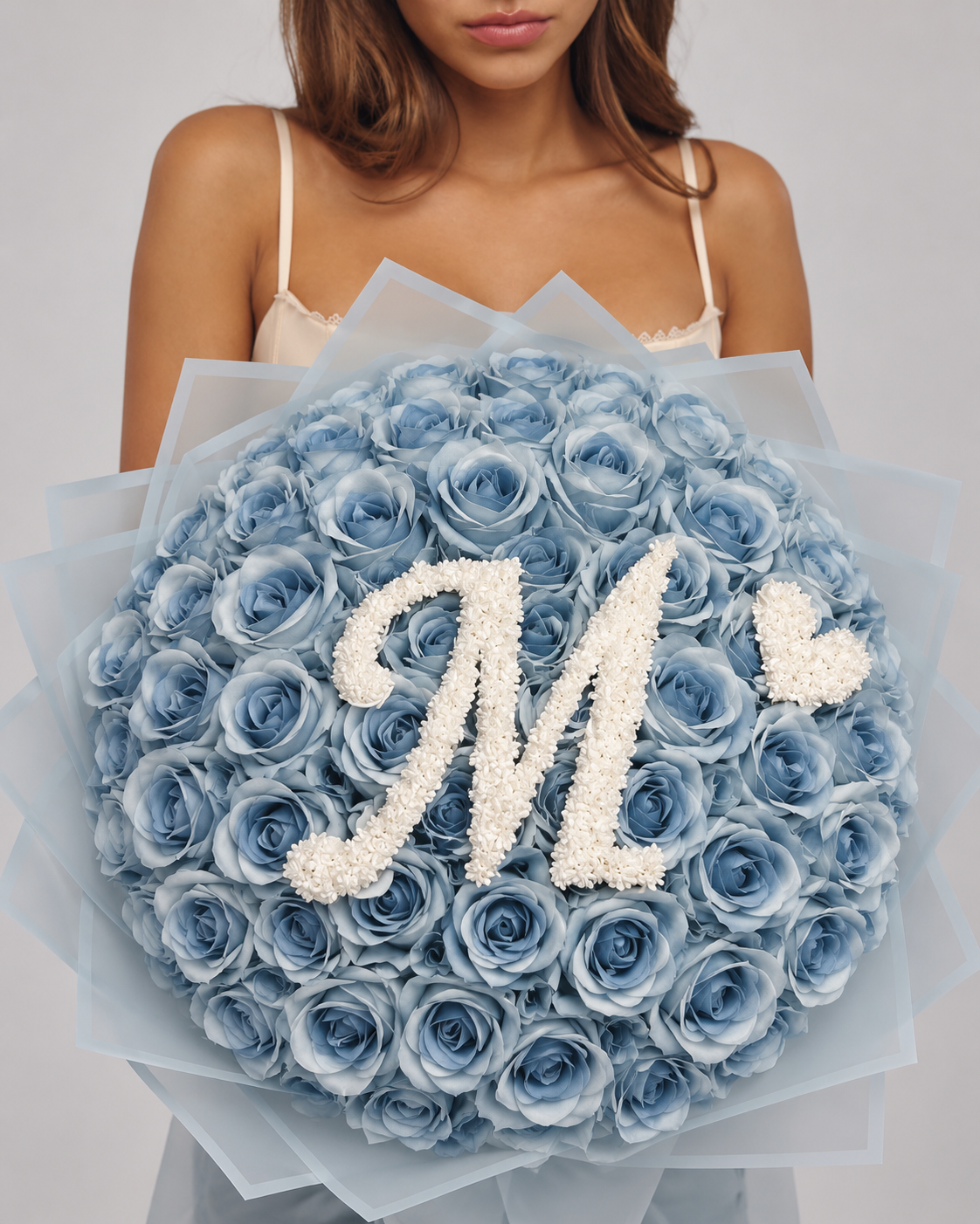 Bouquet CENDRILLON de roses éternelles bleu ciel avec lettre perlée, porté