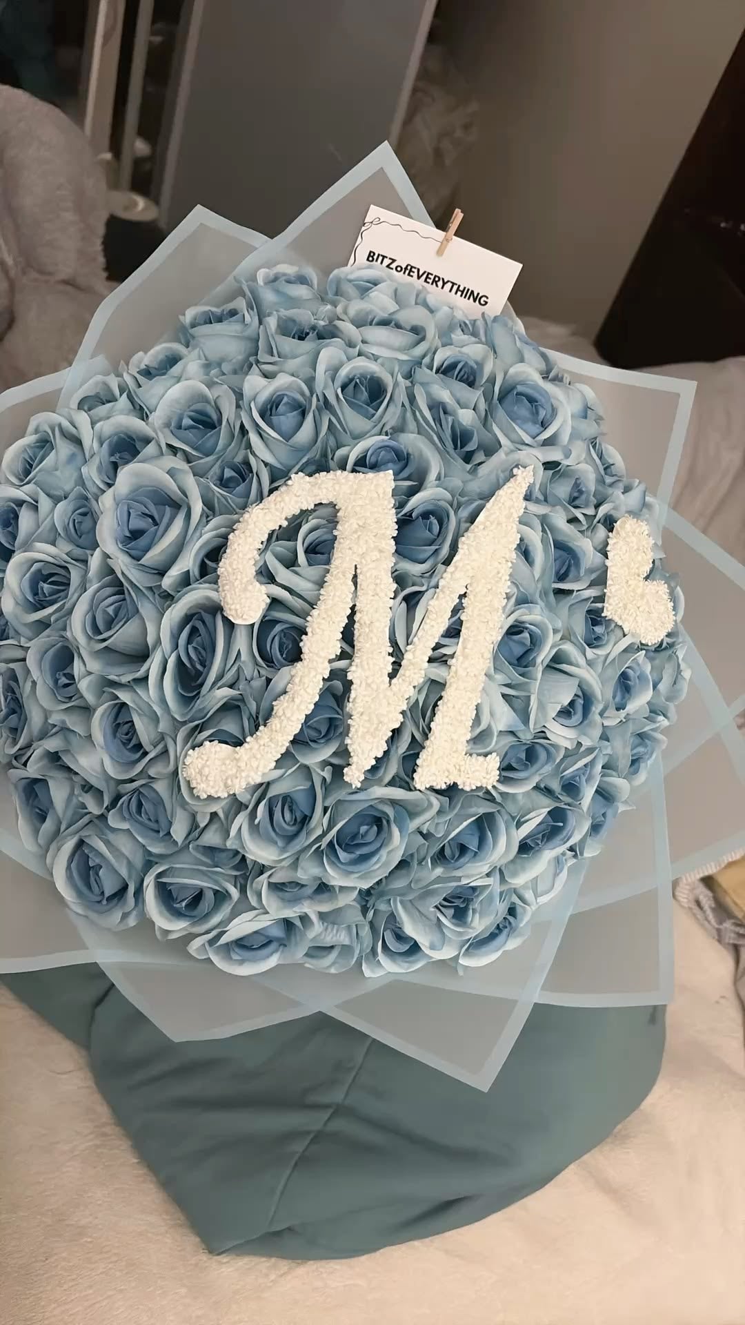 Bouquet CENDRILLON de 25 roses éternelles bleu ciel en photo réelle