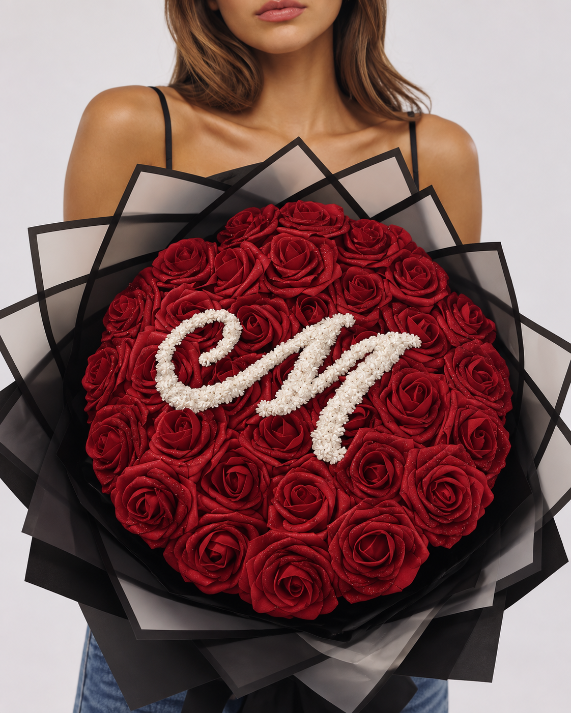 CHIRA, bouquet de roses éternelles rouges avec lettre perlée, tenu à la main