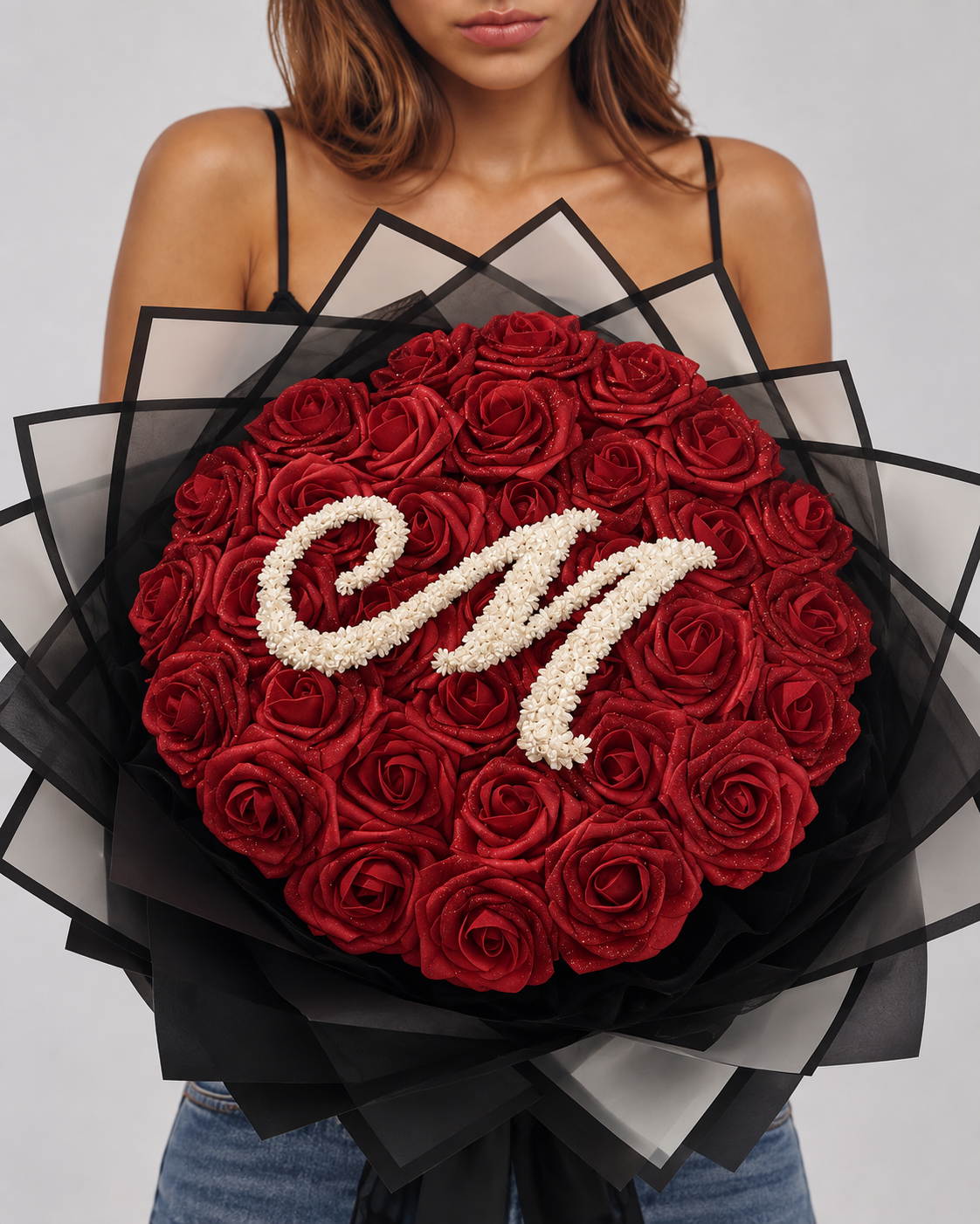 Bouquet CHIRA de roses éternelles rouges avec lettre perlée, vue de face portée
