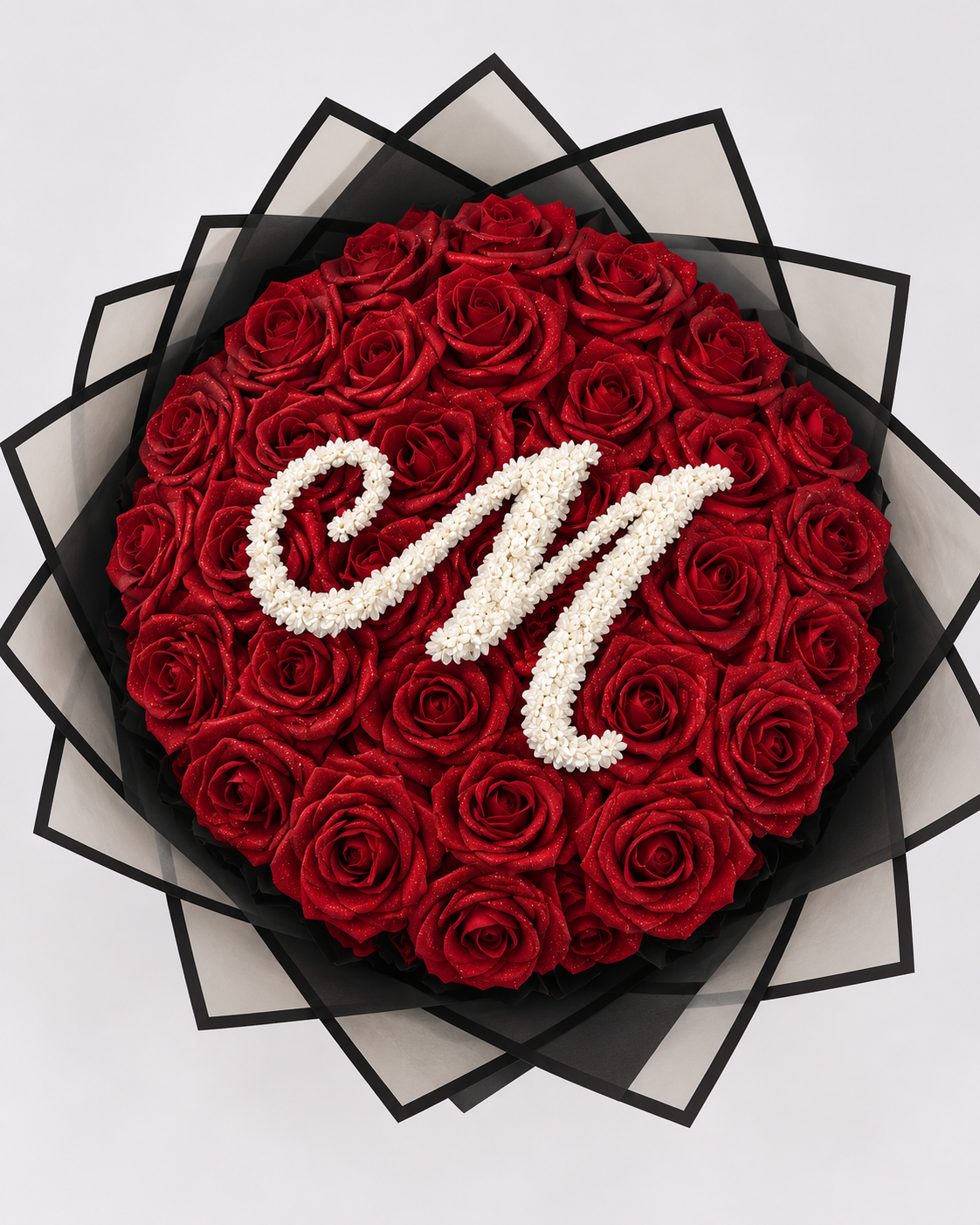 Vue de dessus du bouquet CHIRA de roses éternelles rouges avec lettre perlée