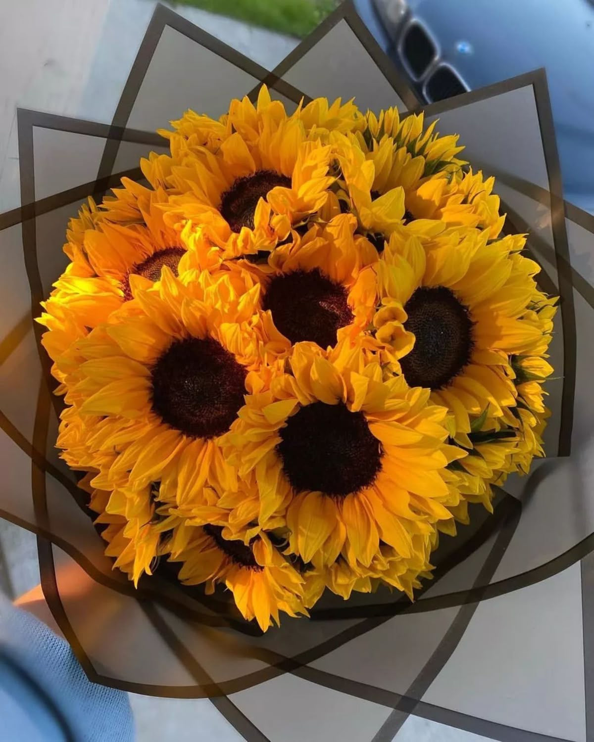 Bouquet de tournesols frais dans un papier kraft, variante d'emballage