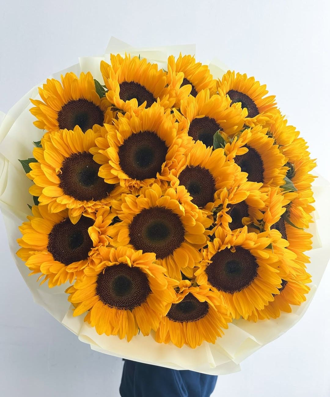 Bouquet de tournesols frais dans un papier crème, variante d'emballage