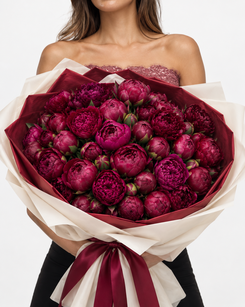CLARA, bouquet de pivoines fraîches bordeaux, tenu à la main