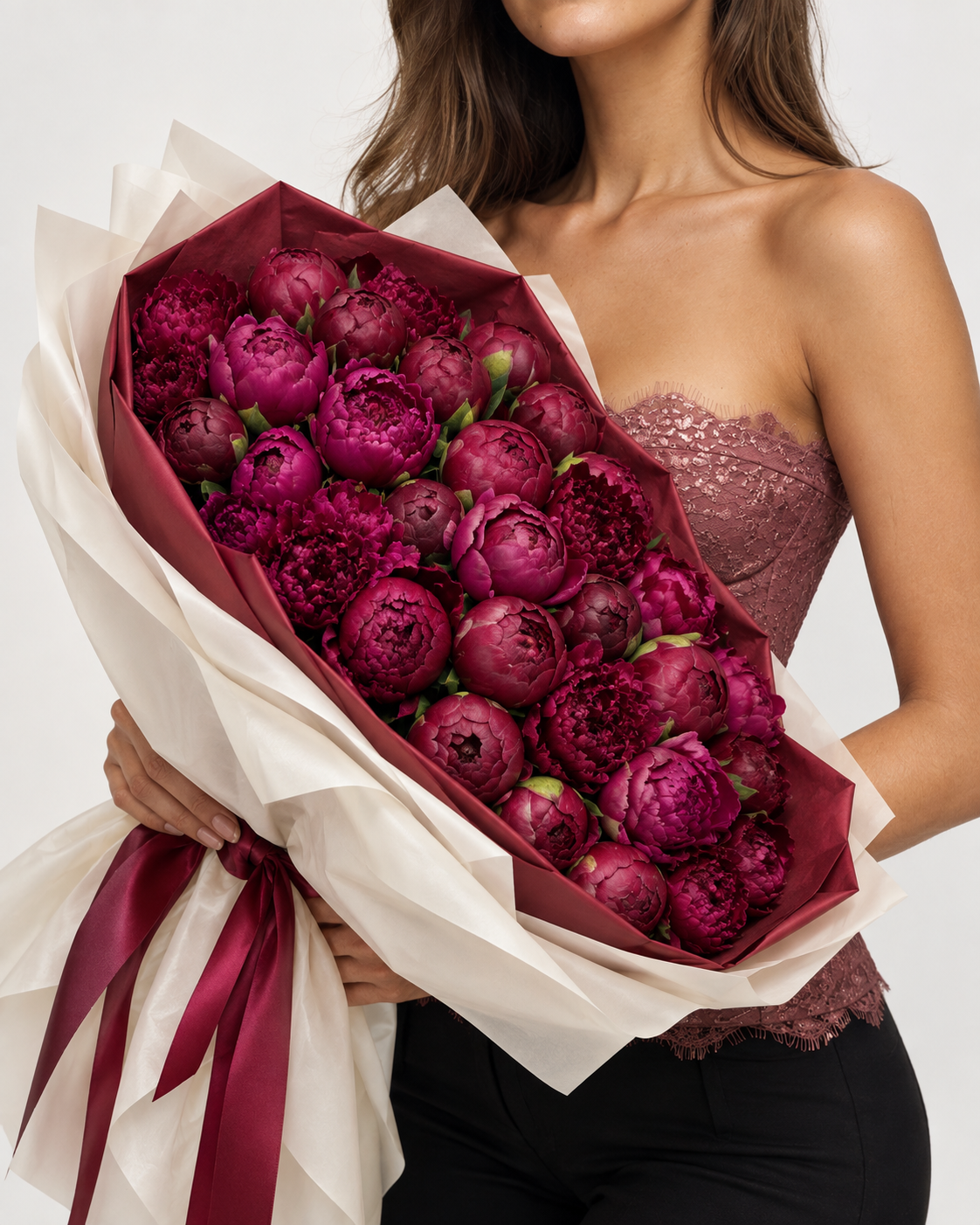 Bouquet CLARA de pivoines fraîches bordeaux, vue de face portée