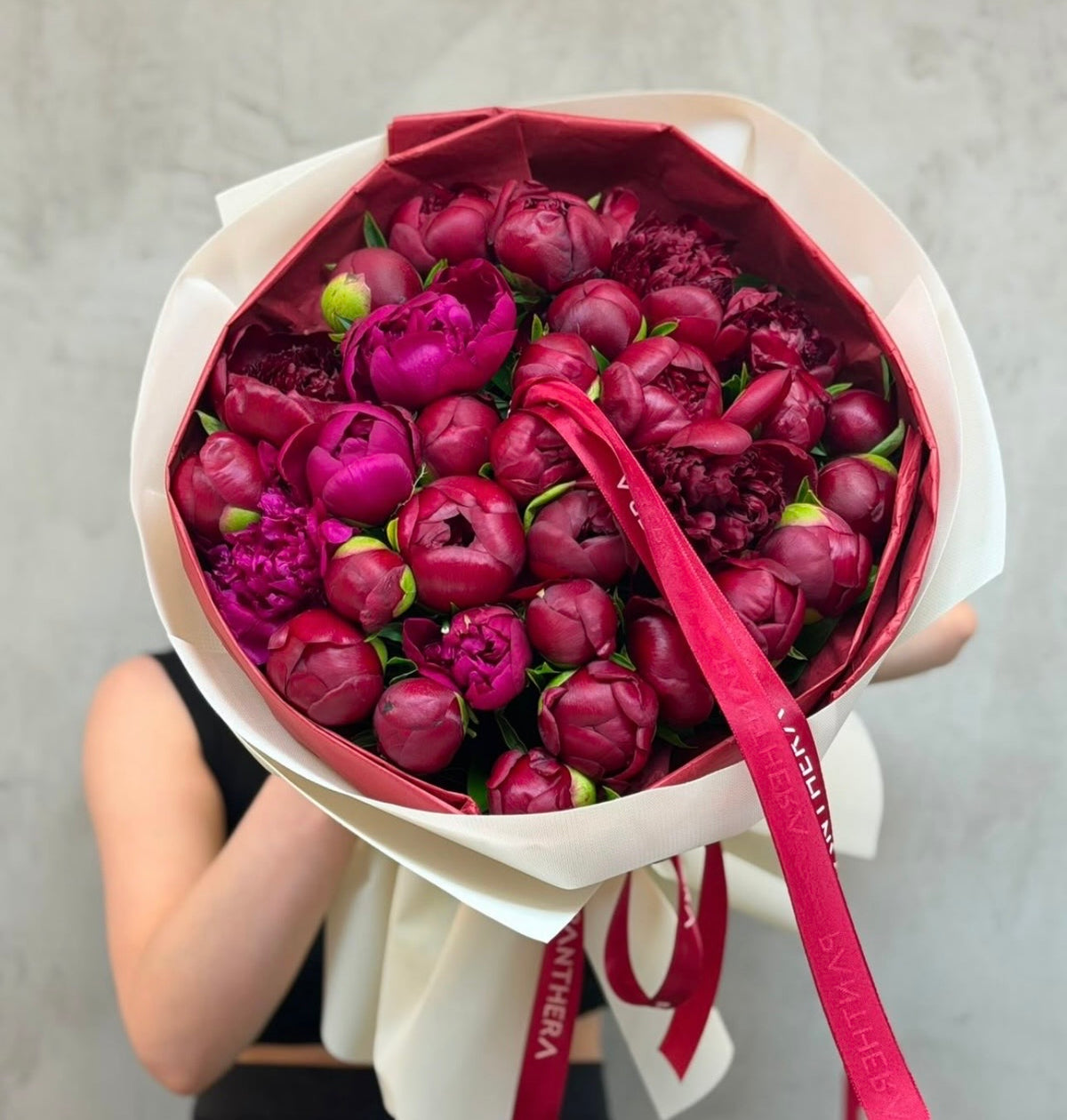 Bouquet CLARA de pivoines fraîches bordeaux, photo réelle
