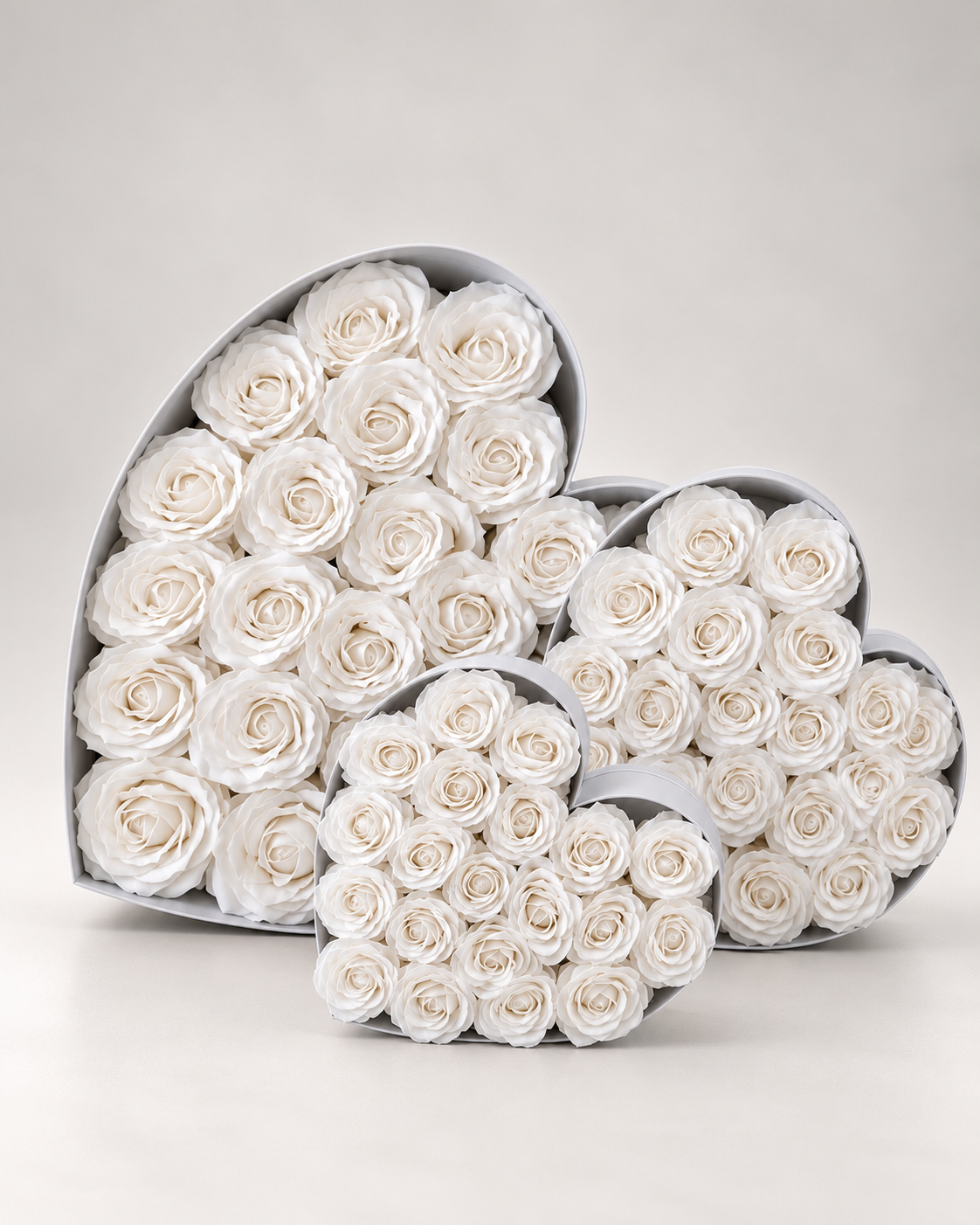 Trio de coffrets cœur Doux Secret en trois tailles, roses éternelles blanches