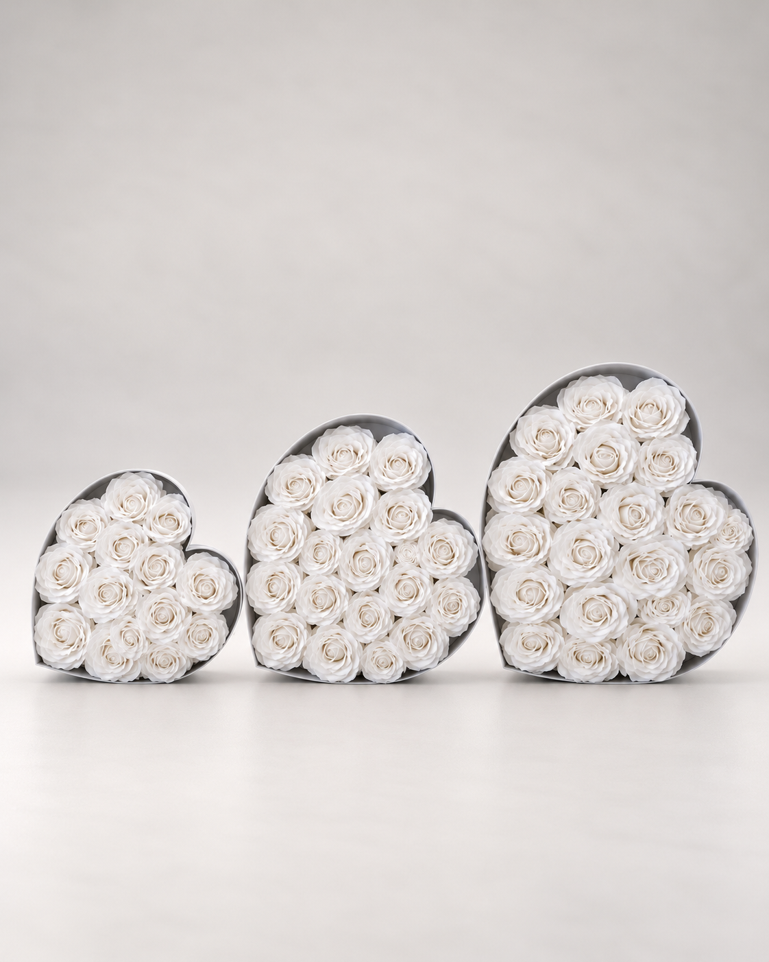 Coffrets cœur Doux Secret S, M et L alignés, roses éternelles blanches