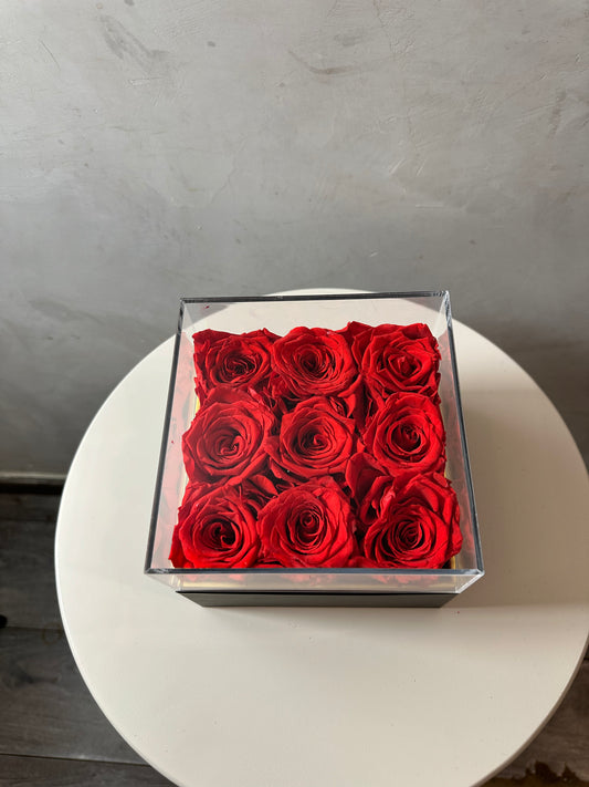 coffret de fleurs Amoré, contenant 9 roses éternelles rouges