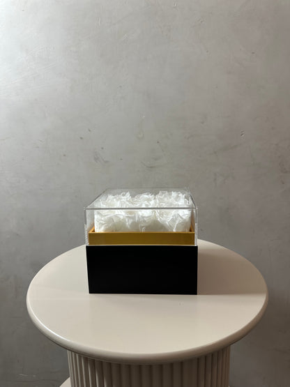  coffret de fleurs Innocente, contenant 9 roses éternelles blanches. Le coffret transparent en acrylique 