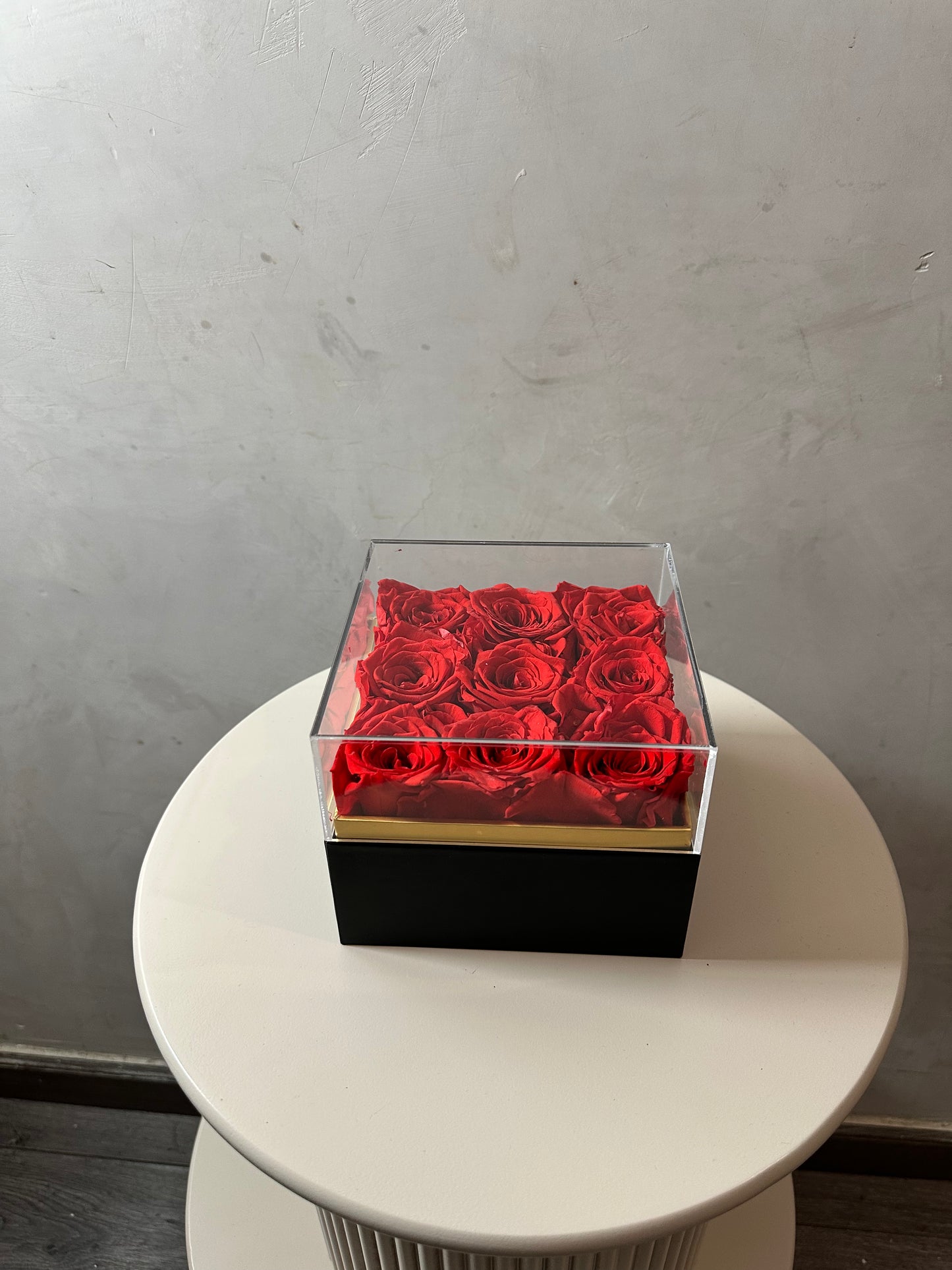 coffret de fleurs Amoré, contenant 9 roses éternelles rouges