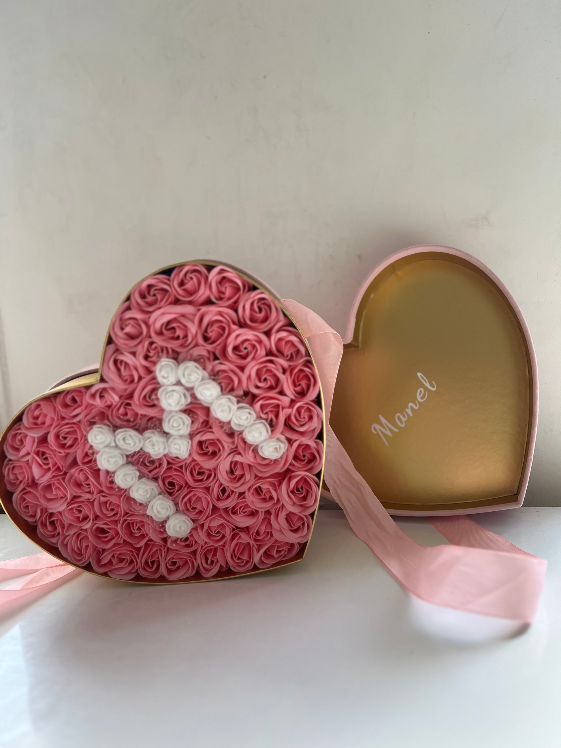 coffret luxueux en forme de coeur cubique noir contient des roses éternelles savonneuses rose