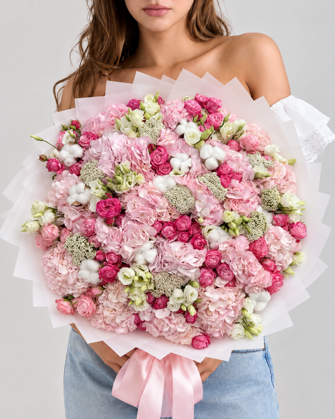 DAHILA, bouquet de fleurs fraîches mixtes, hortensias roses, roses et eustomas blancs, tenu à la main