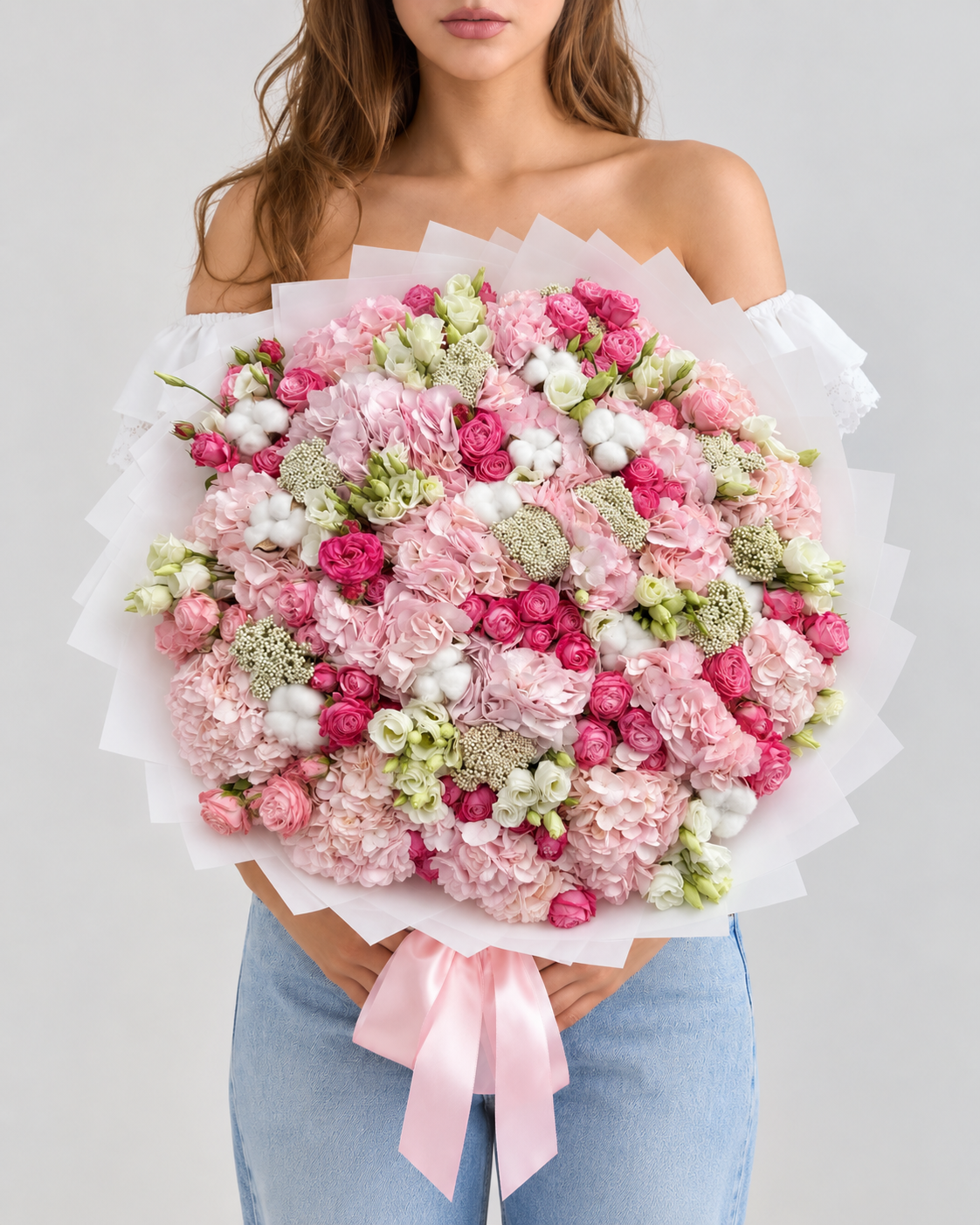 Bouquet DAHILA d'hortensias roses et roses, vue de face portée