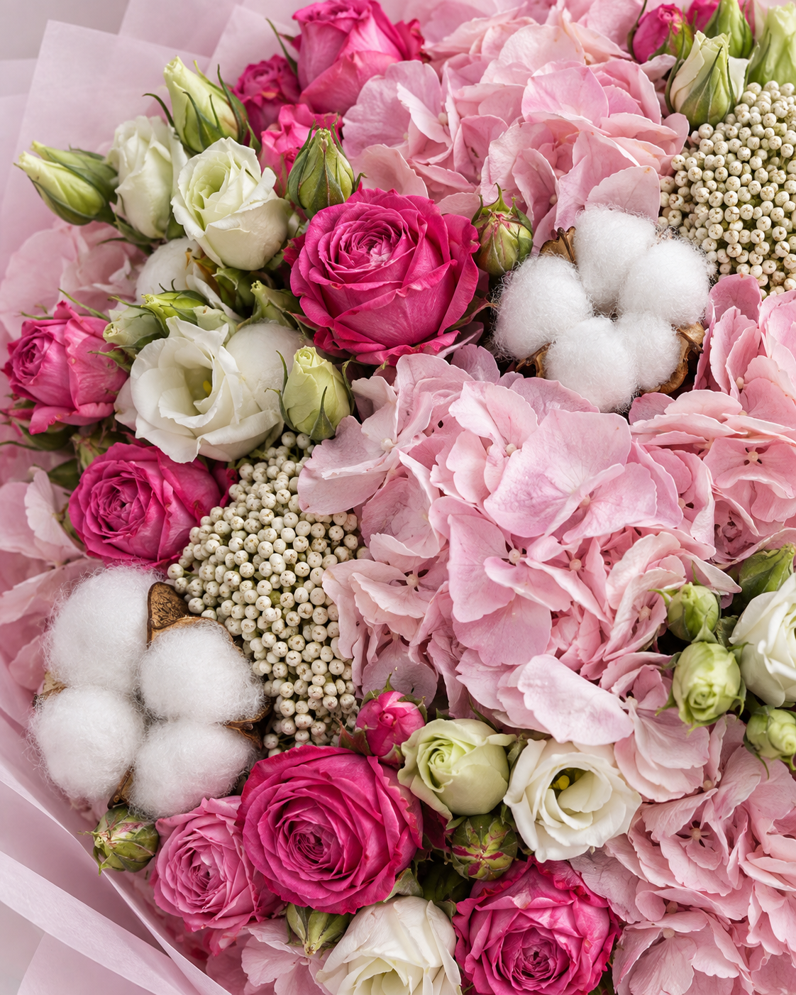 Gros plan sur les roses, hortensias et eustomas blancs du bouquet DAHILA