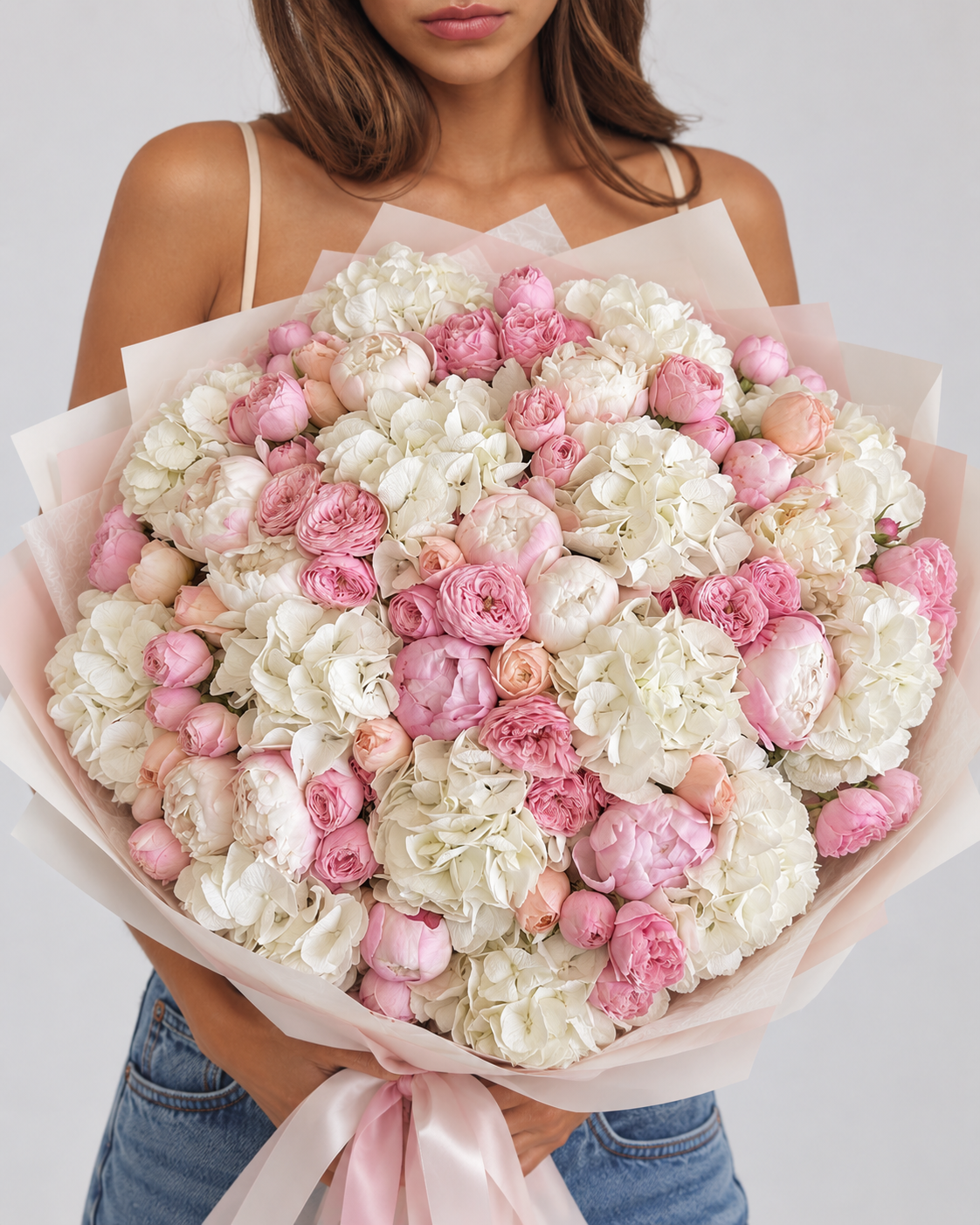DAPHNÉ, bouquet de pivoines et hortensias frais roses et blancs, tenu à la main