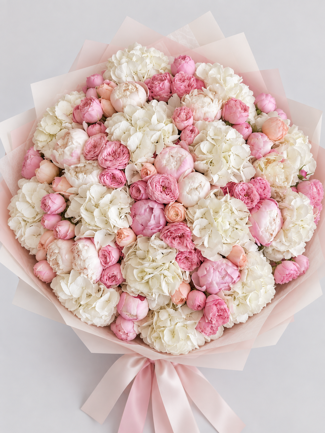 Bouquet DAPHNÉ de pivoines et hortensias roses et blancs, vue de face