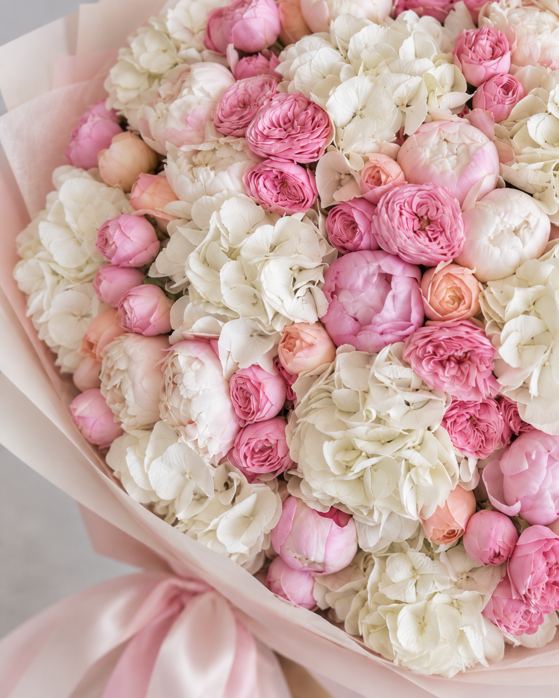 Gros plan sur les pivoines et hortensias du bouquet DAPHNÉ