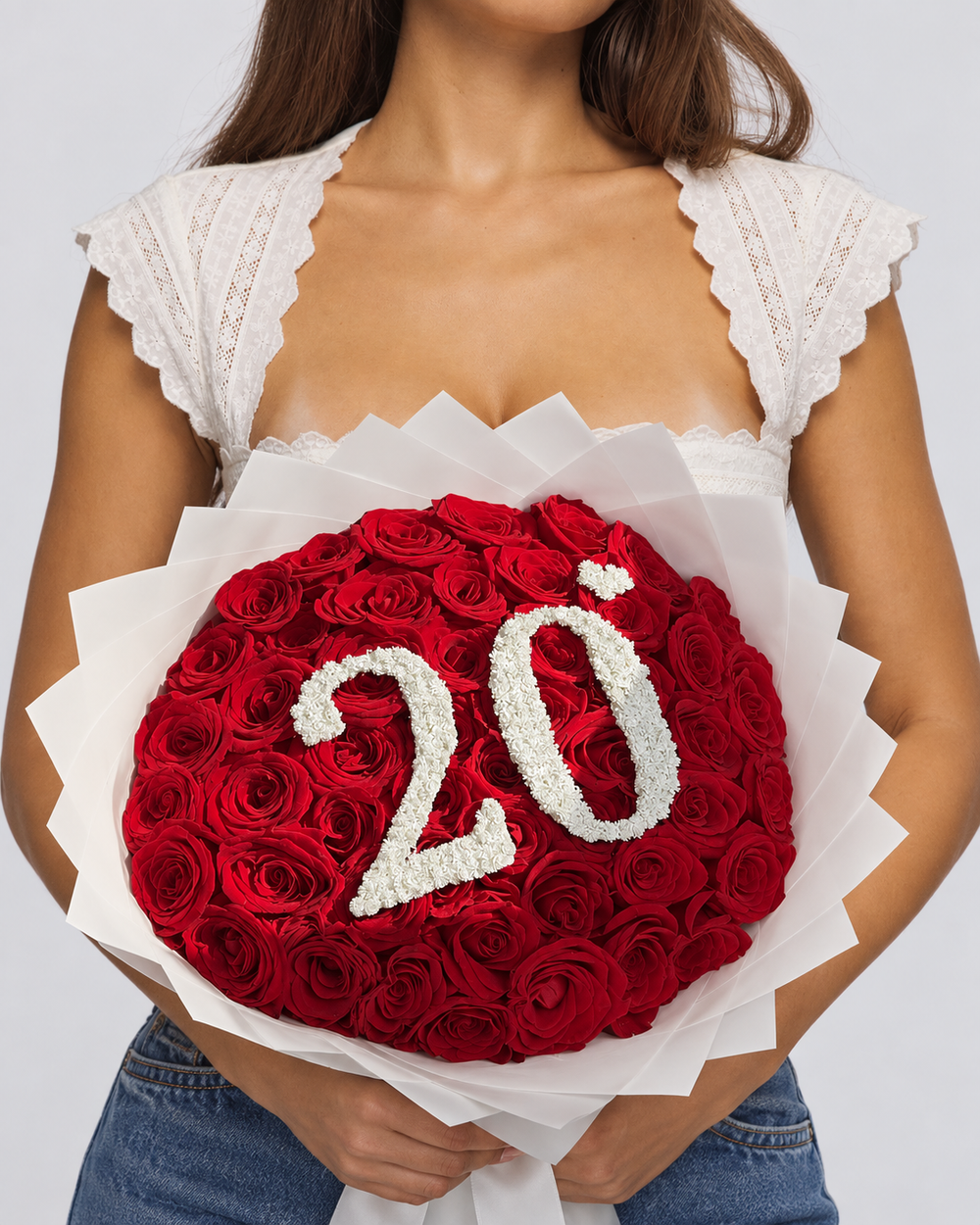 Bouquet Demi de roses rouges fraîches avec chiffre 20 blanc, porté par une femme