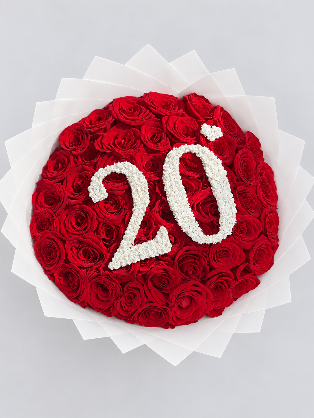 Bouquet Demi de roses rouges avec chiffre 20 et petit cœur, vu de dessus