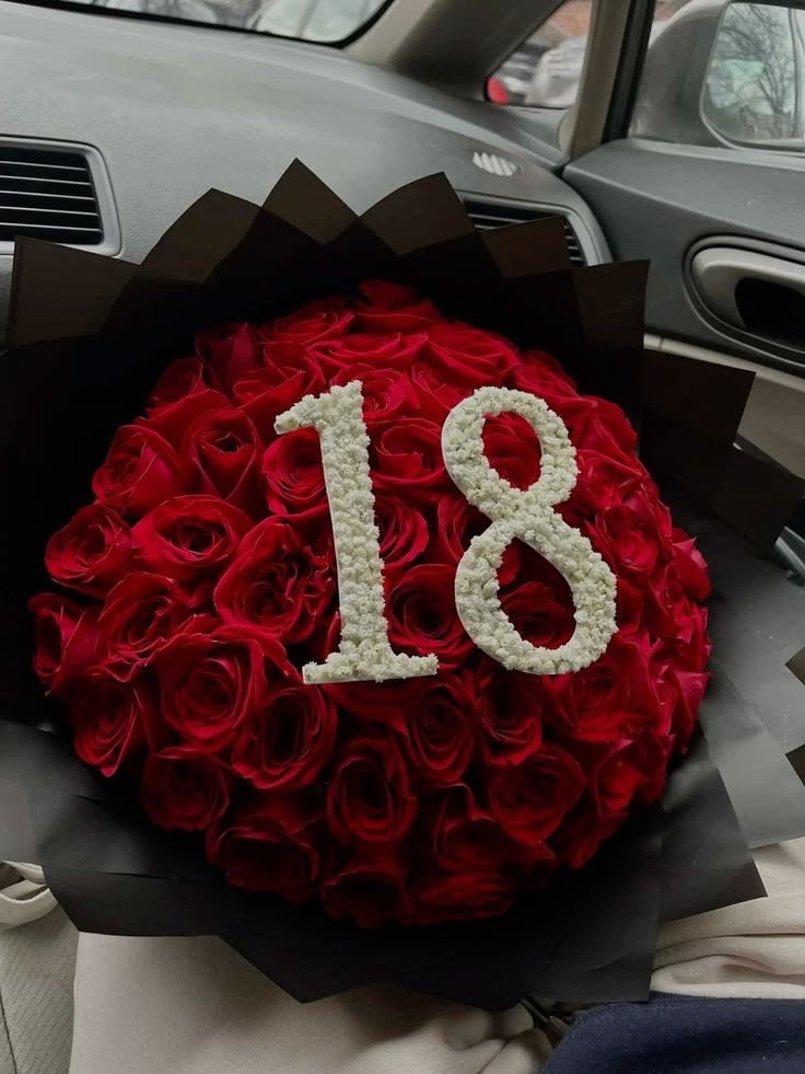 Bouquet Demi de roses rouges avec chiffre 18 dans un papier noir