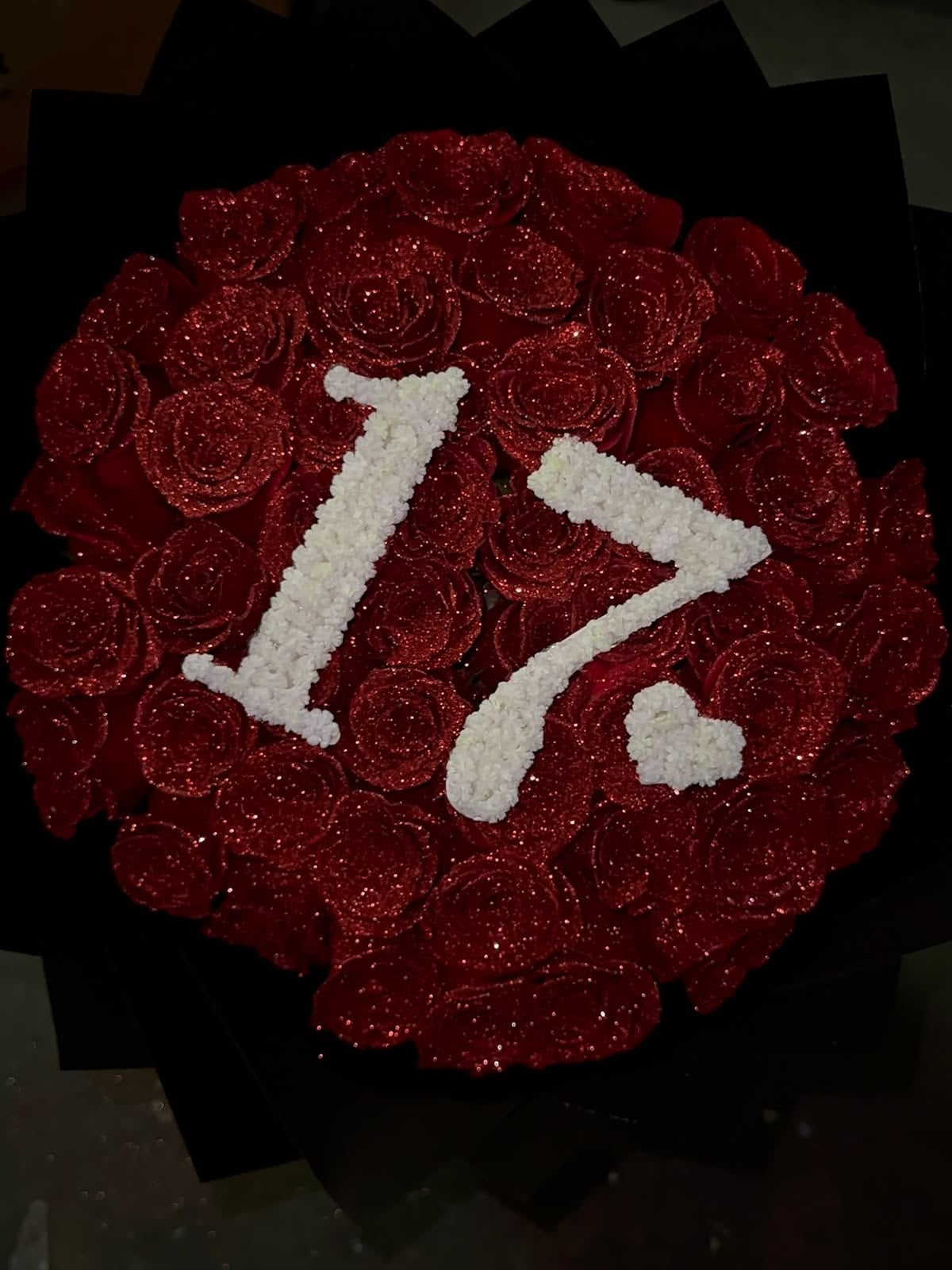 Bouquet Demi de roses rouges avec chiffre 17 et petit cœur, vue de dessus