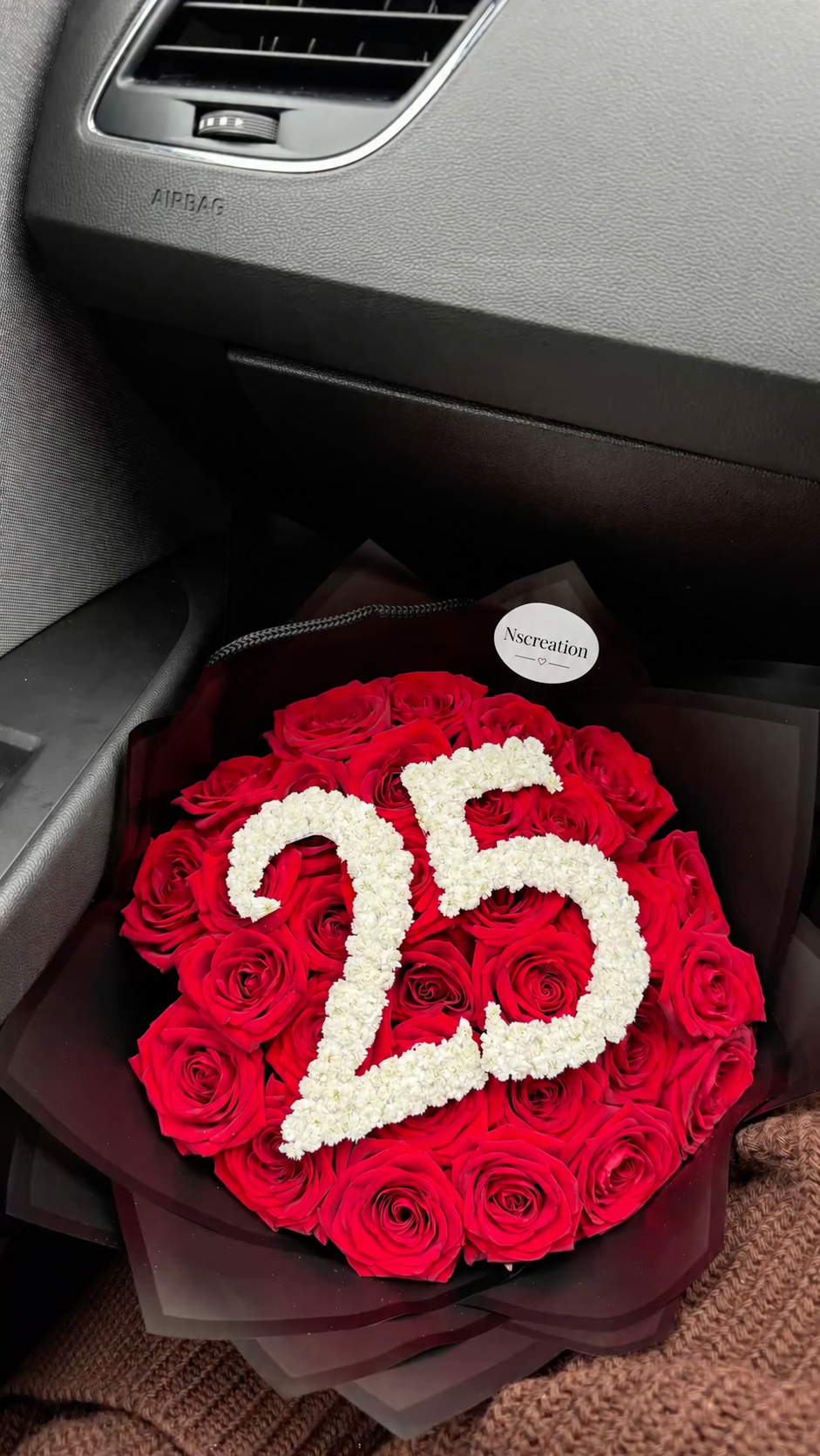 Bouquet Demi de roses rouges avec chiffre 25 dans un papier noir