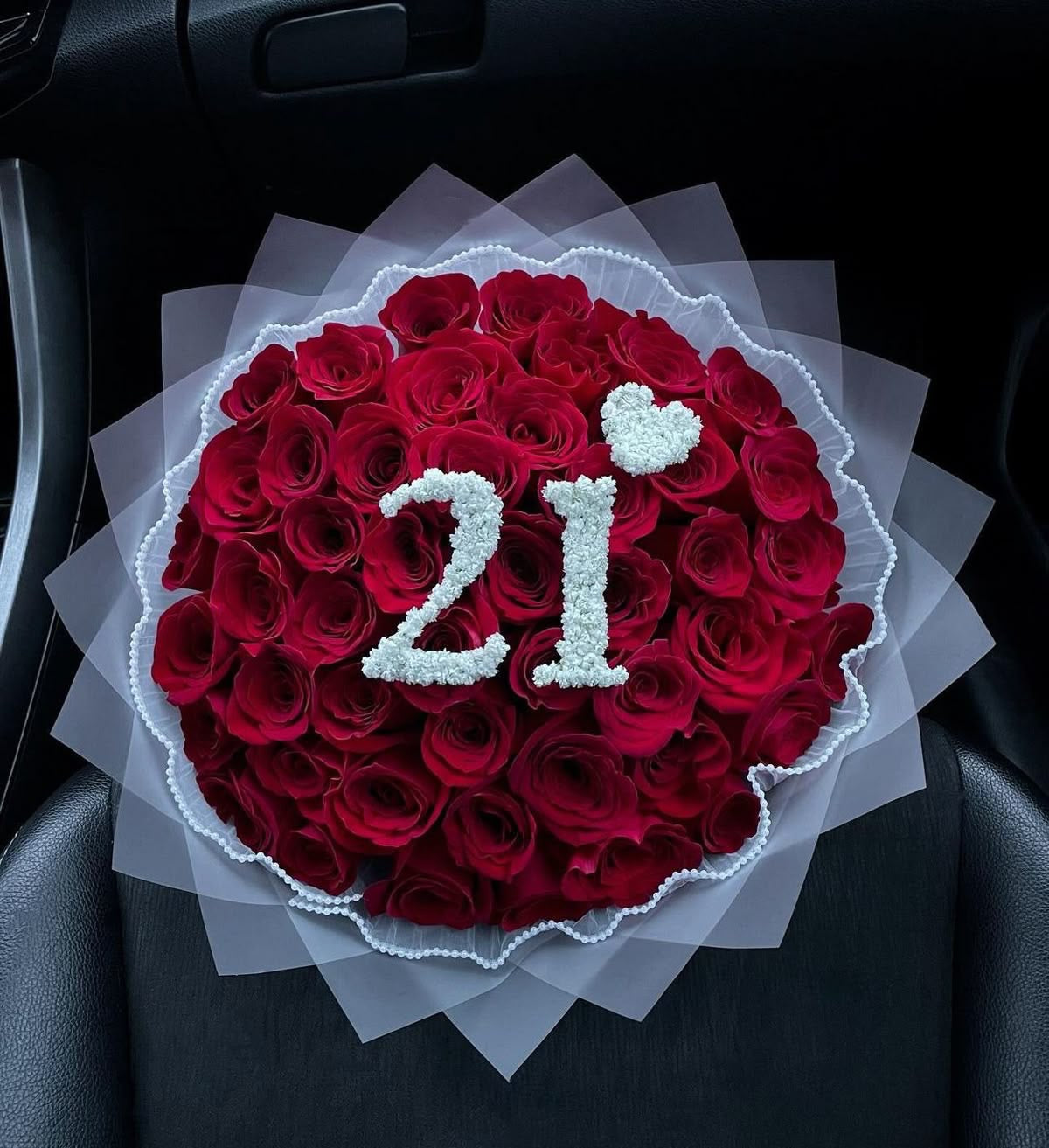 Bouquet Demi de roses rouges avec chiffre 21 et petit cœur, papier blanc