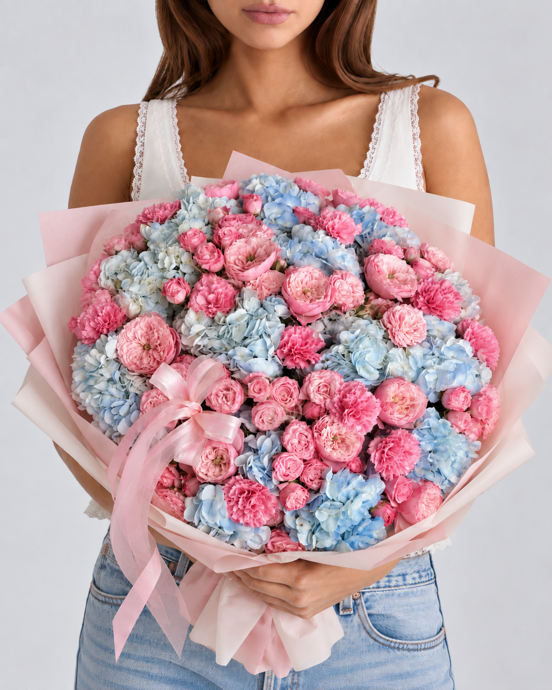 Bouquet DOROTHÉ d'hortensias bleus et œillets roses, vue de face portée