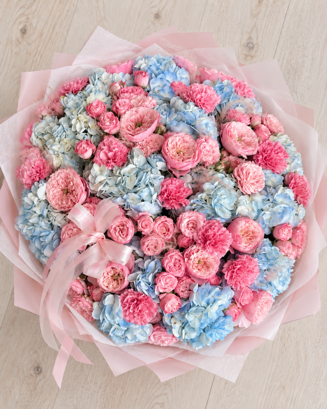 Bouquet DOROTHÉ d'hortensias bleus et œillets roses, vue de face