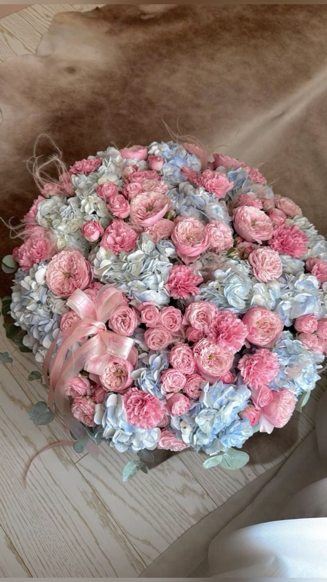 Bouquet DOROTHÉ d'hortensias bleus et œillets roses, photo réelle