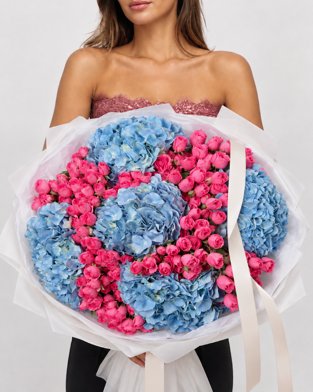 ELISABETTA, bouquet d'hortensias bleus et roses fuchsia fraîches, tenu à la main
