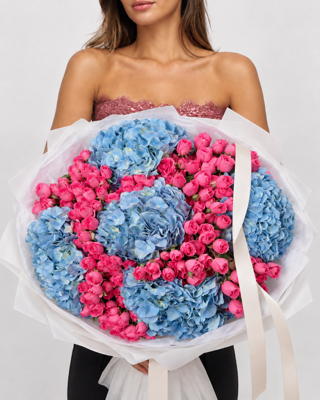 ELISABETTA, bouquet d'hortensias bleus et roses fuchsia fraîches, tenu à la main