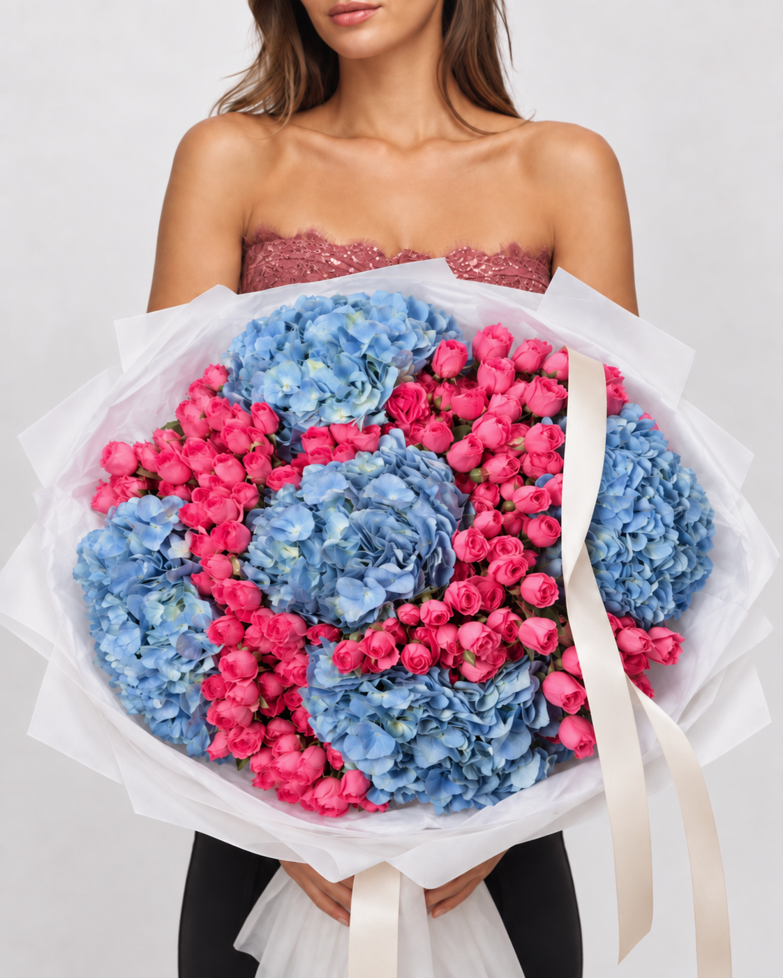 Bouquet ELISABETTA d'hortensias bleus et roses fuchsia, vue de face portée