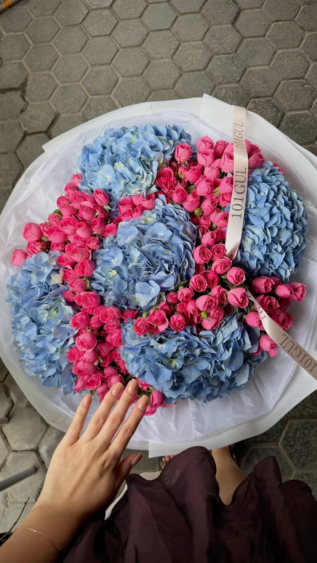 Bouquet ELISABETTA d'hortensias bleus et roses fuchsia, photo réelle