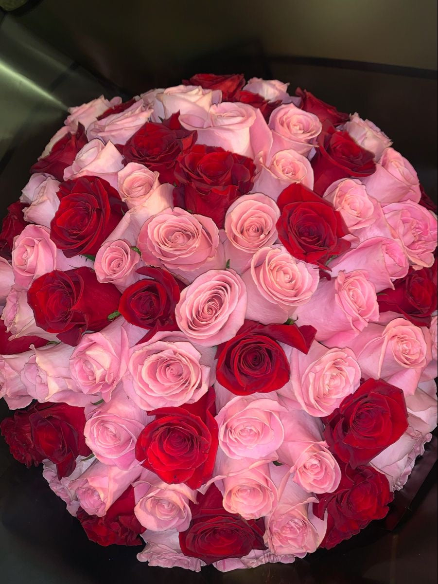 Vue de dessus des roses rouges et roses fraîches du bouquet Esme