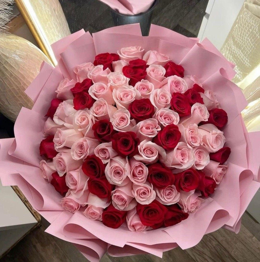 Bouquet Esme de roses rouges et roses fraîches en papier rose, vu de dessus