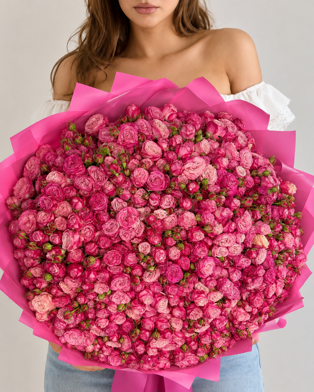ESRA, bouquet géant de 1000 roses branchues fraîches rose fuchsia, tenu à la main