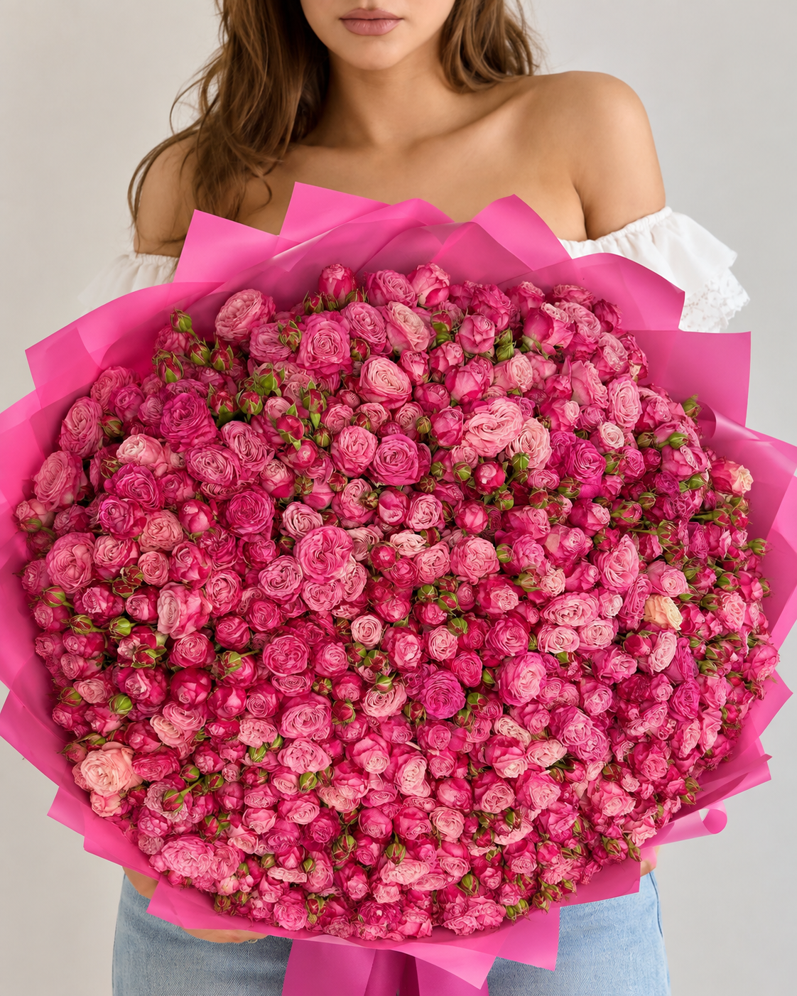 ESRA, bouquet géant de 1000 roses branchues fraîches rose fuchsia, tenu à la main