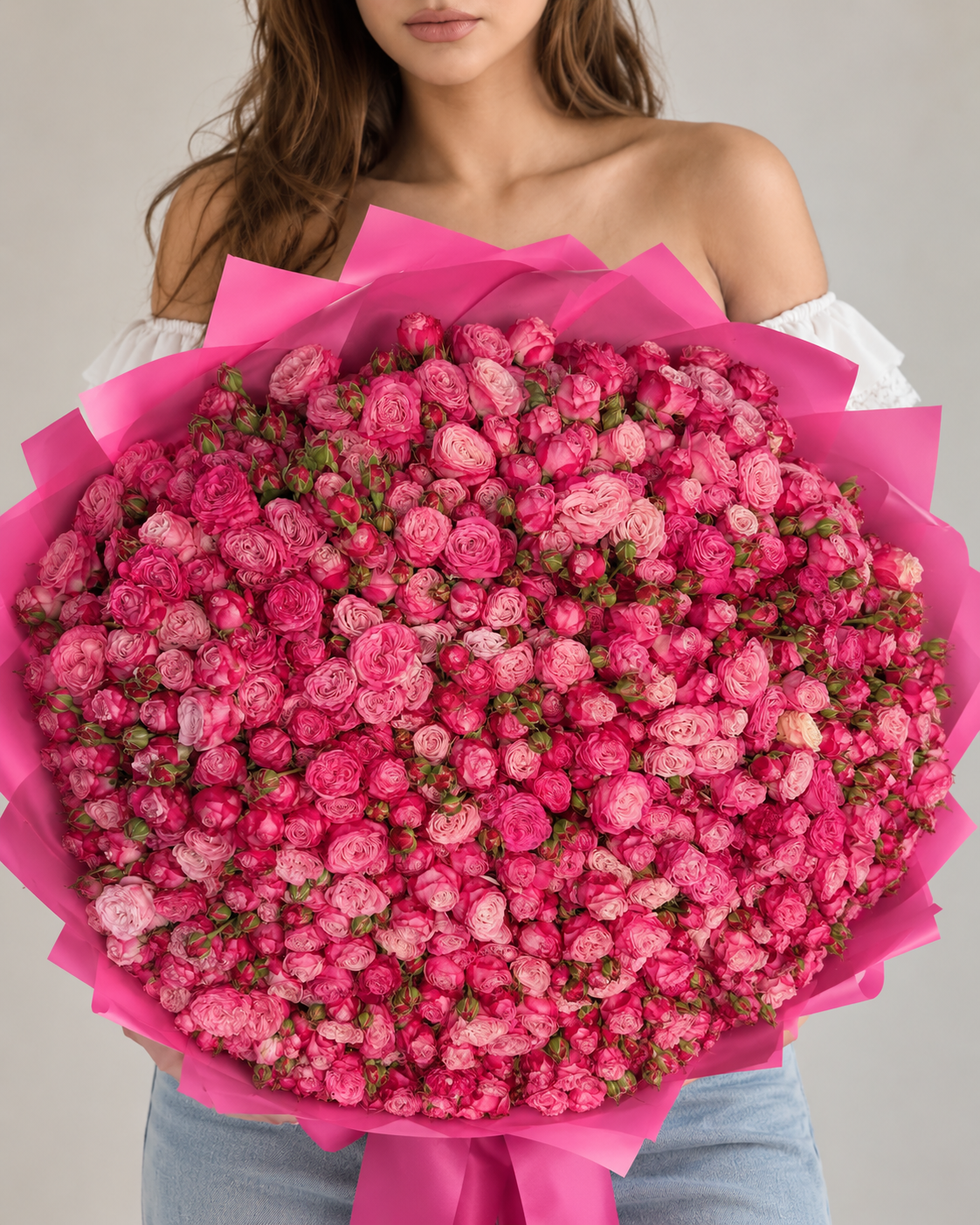 Bouquet ESRA de roses branchues rose fuchsia, vue de face portée