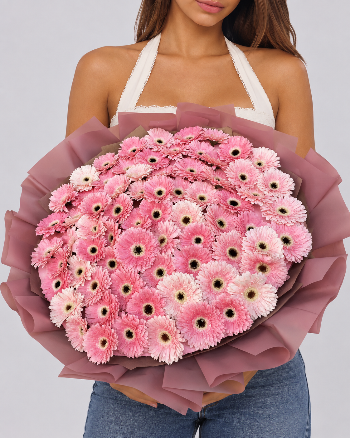 GEORGIA, bouquet de gerberas roses frais, tenu à la main