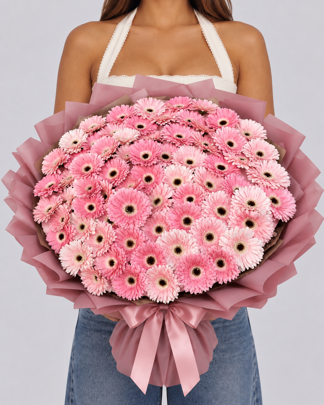 Bouquet GEORGIA de gerberas roses, vue de face portée