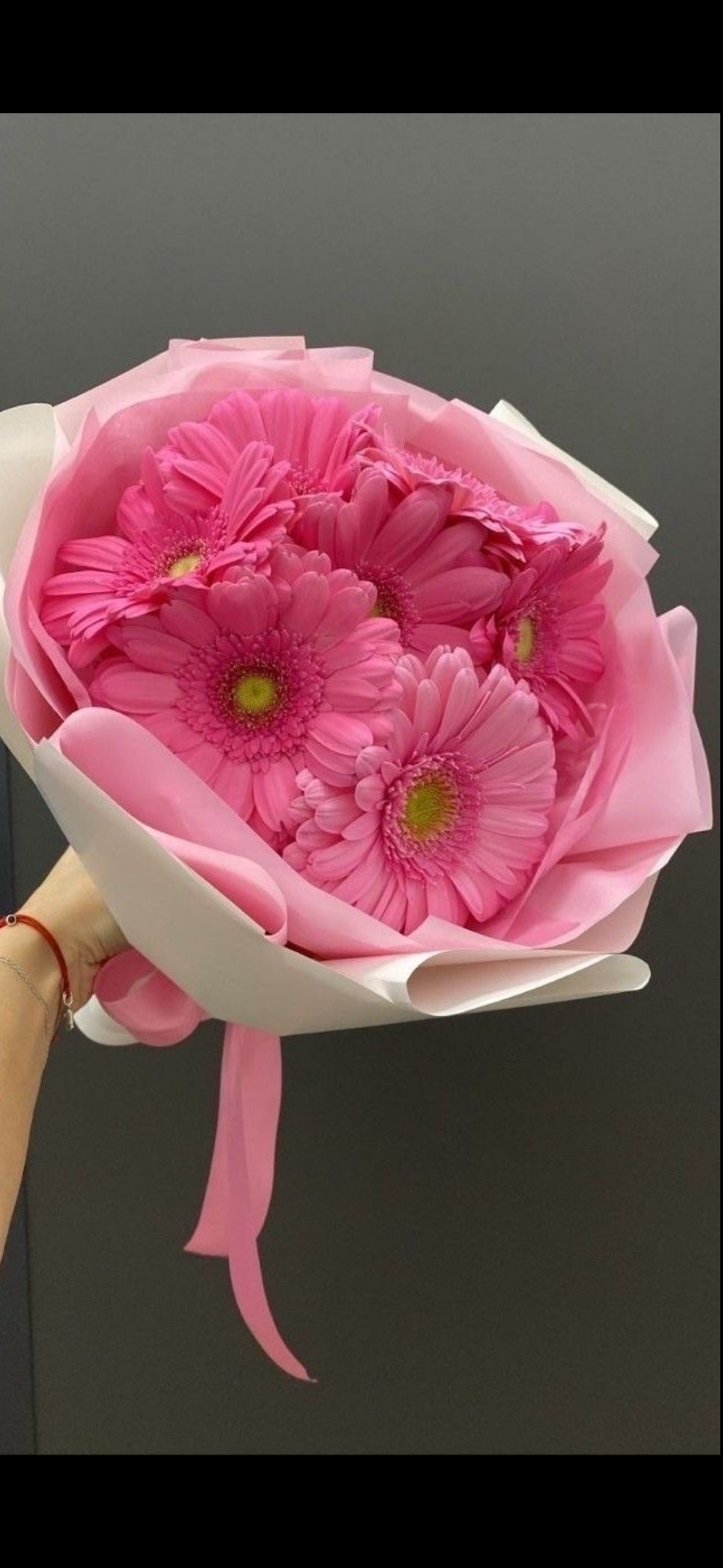 Détail des gerberas roses du bouquet GEORGIA