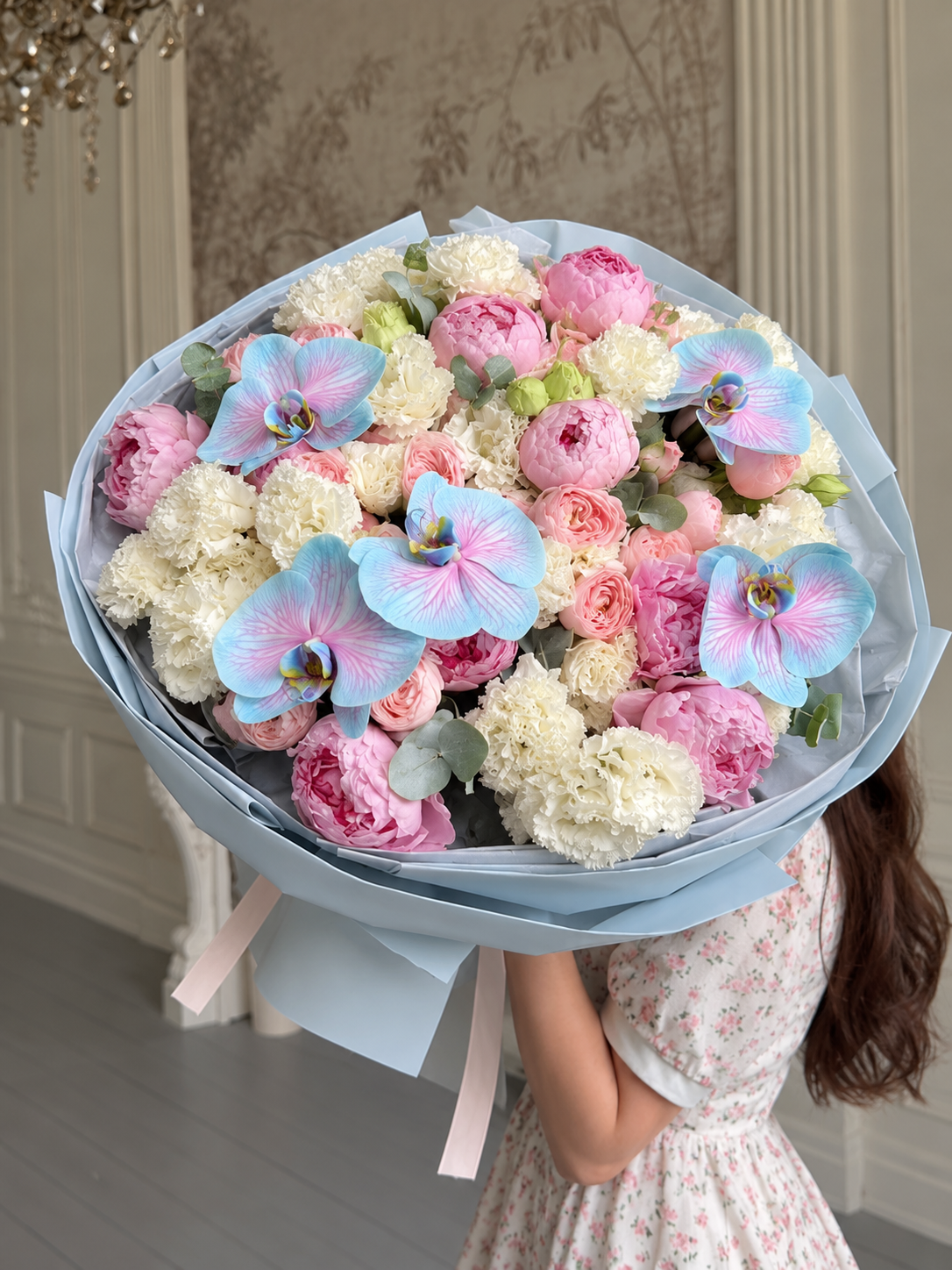 Bouquet IRIS de fleurs fraîches mixtes avec orchidées bleues, photo réelle