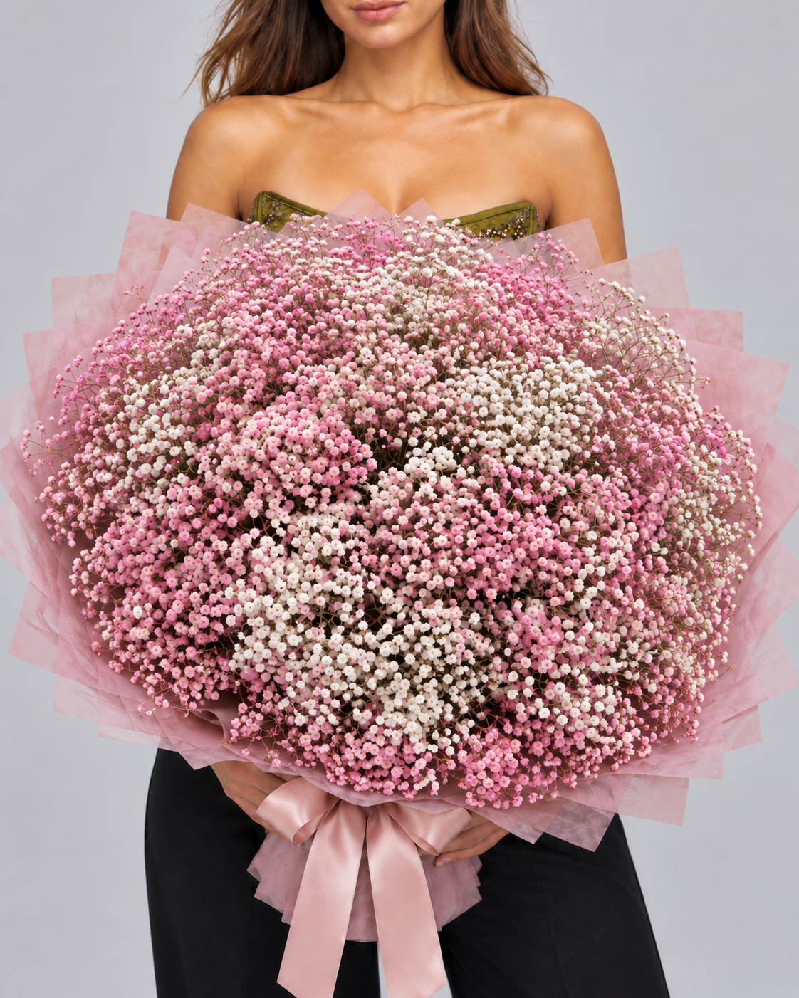 ISABELLA, bouquet de gypsophile rose fraîche, tenu à la main